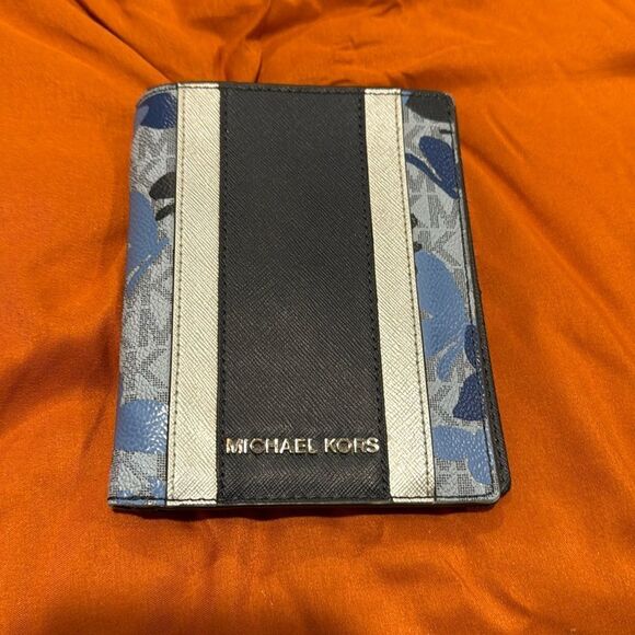 Michael Kors Large Wallet - Picture 1 of 4